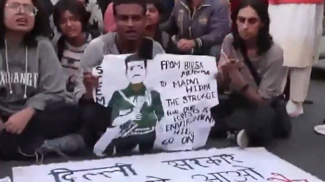 नाम प्रदूषण विरोध का, नारेबाजी नक्सलियों और हिडमा के समर्थन में... दिल्ली में विवादित प्रोटेस्ट के पीछे कौन लोग?