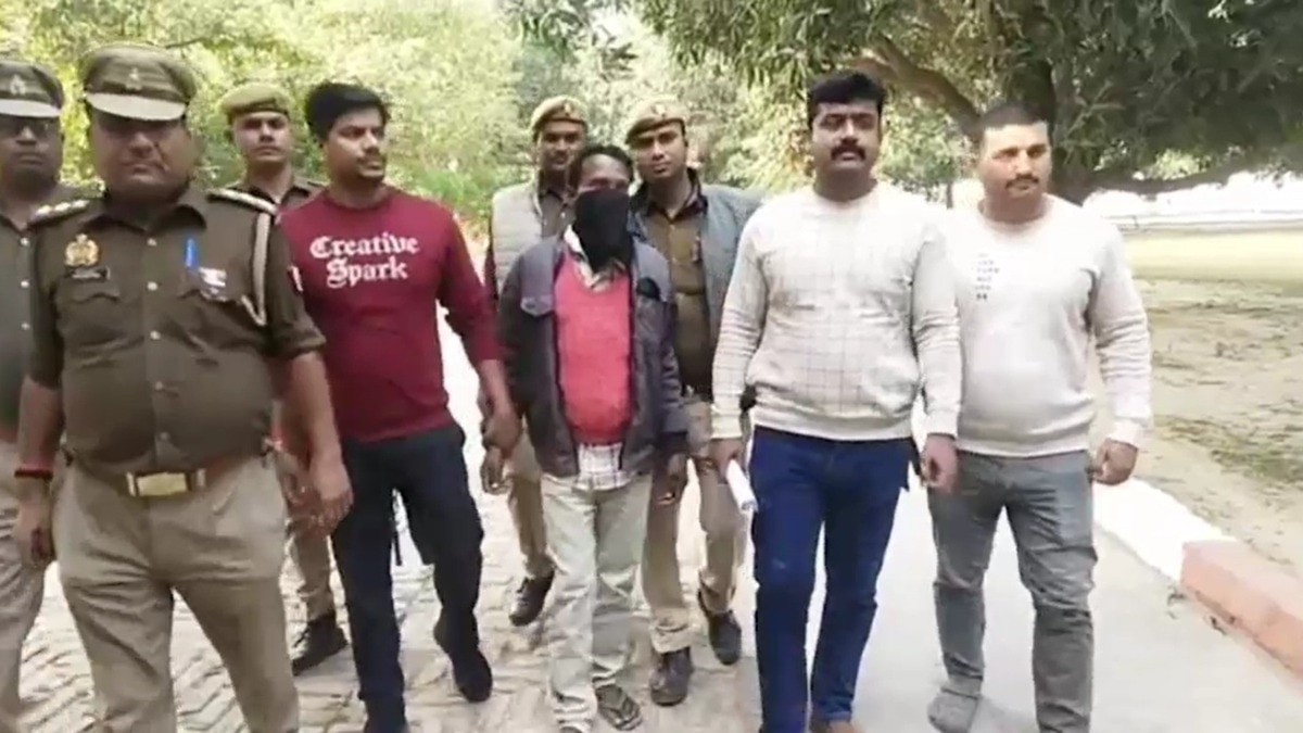 पुलिस गिरफ्त में आरोपी पति. (Photo: Screengrab)