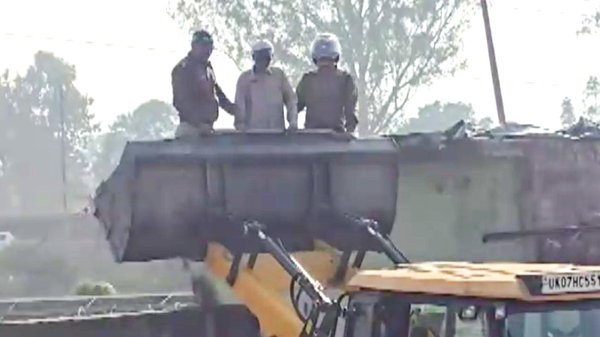 उत्तराखंड में 'बुलडोजर एक्शन' पर हंगामा, छत पर चढ़े बुजुर्ग को JCB से उतारा, 111 अवैध घर किए जाएंगे ध्वस्त