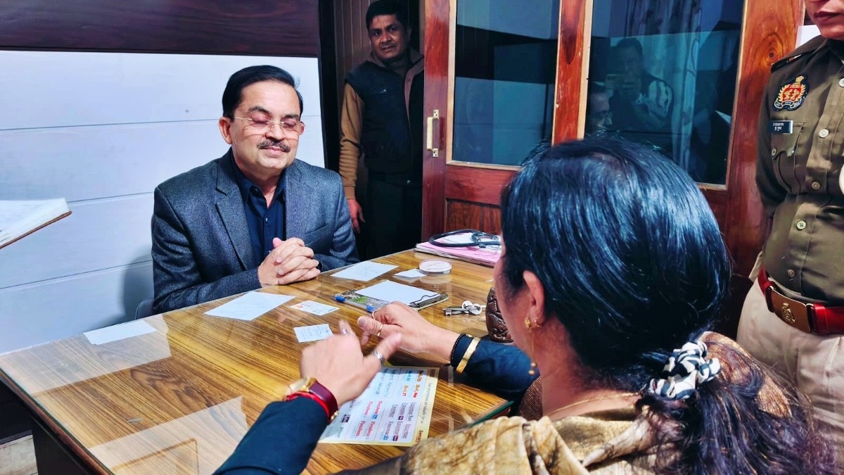 बिजनौर में सीएमओ और महिला आयोग की सदस्य से बहस (Photo- ITG)