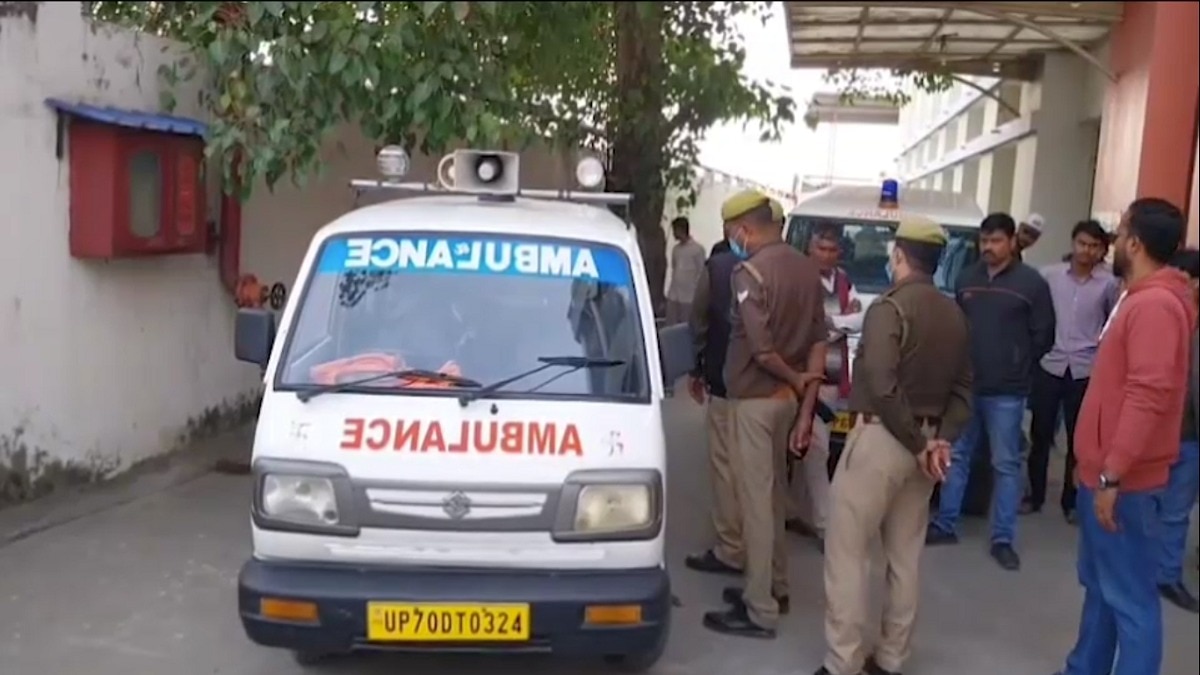 भदोही के औराई क्षेत्र स्थित सूर्या कारपेट कंपनी में वॉशिंग टैंक के अंदर तीन श्रमिकों की मौत हो गई. (Photo: Screengrab)