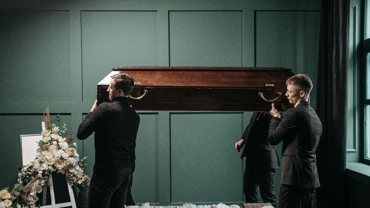 जलाने से कुछ सेकंड पहले... ताबूत के अंदर से लात मारने लगी मृत महिला