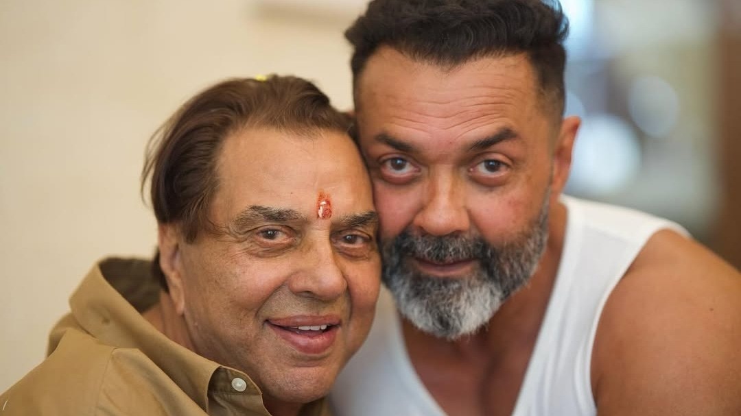 When Bobby deol cried watching Dharmendra death scene