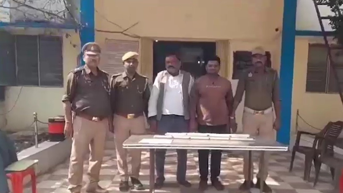 दबंगों ने बुजुर्ग दंपति को लाठी-डंडों से पीटा. (Photo: Screengrab)