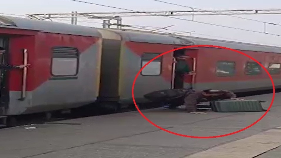 चलती ट्रेन से गिरे यात्री को व्यक्ति ने दी नई जिंदगी. (Photo: Screengrab)