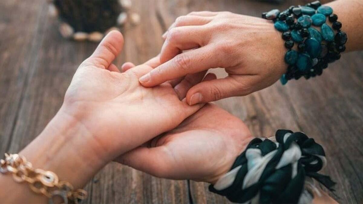 Palmistry: मनुष्य को धनवान बनाती हैं हथेली की ये खास लकीरें, जीवन में लग जाता है पैसों का अंबार