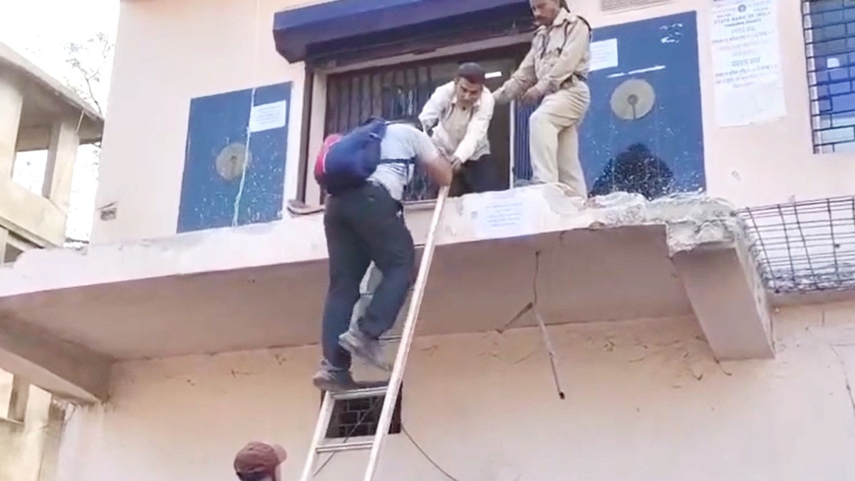  अतिक्रमण हटाने के दौरान टूट गई बैंक की सीढ़ियां.(Photo:Screengrab)