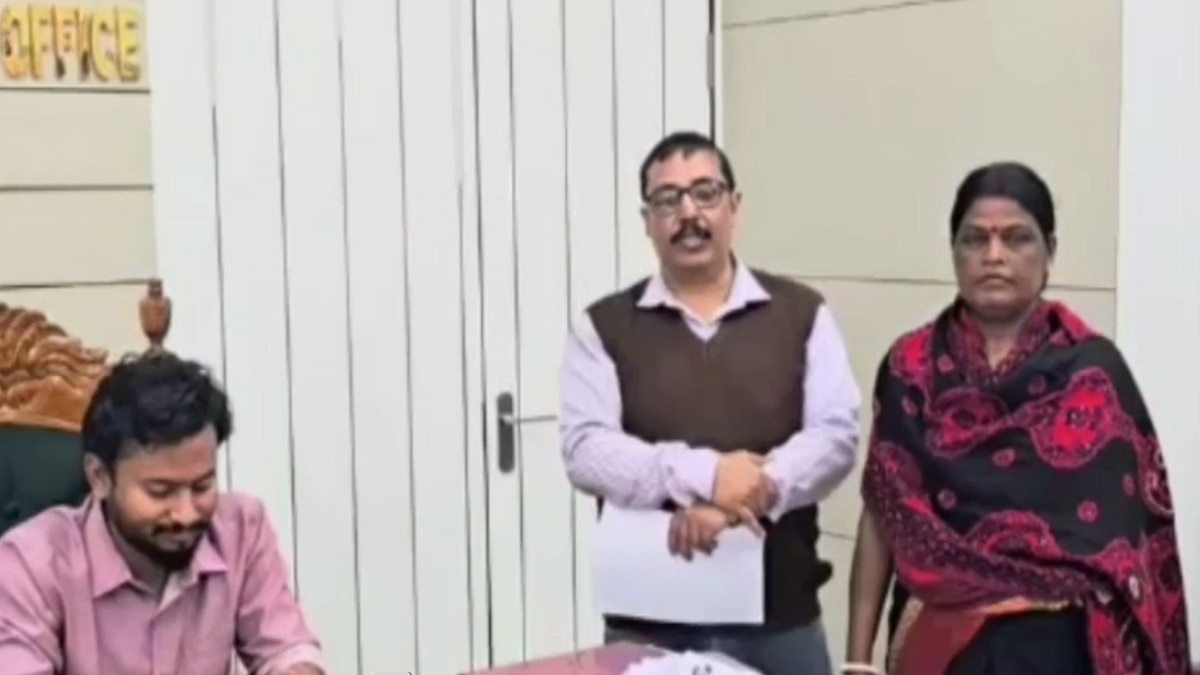 महिला BLO को प्रशासन ने सम्मानित किया. (Photo: Screengrab)