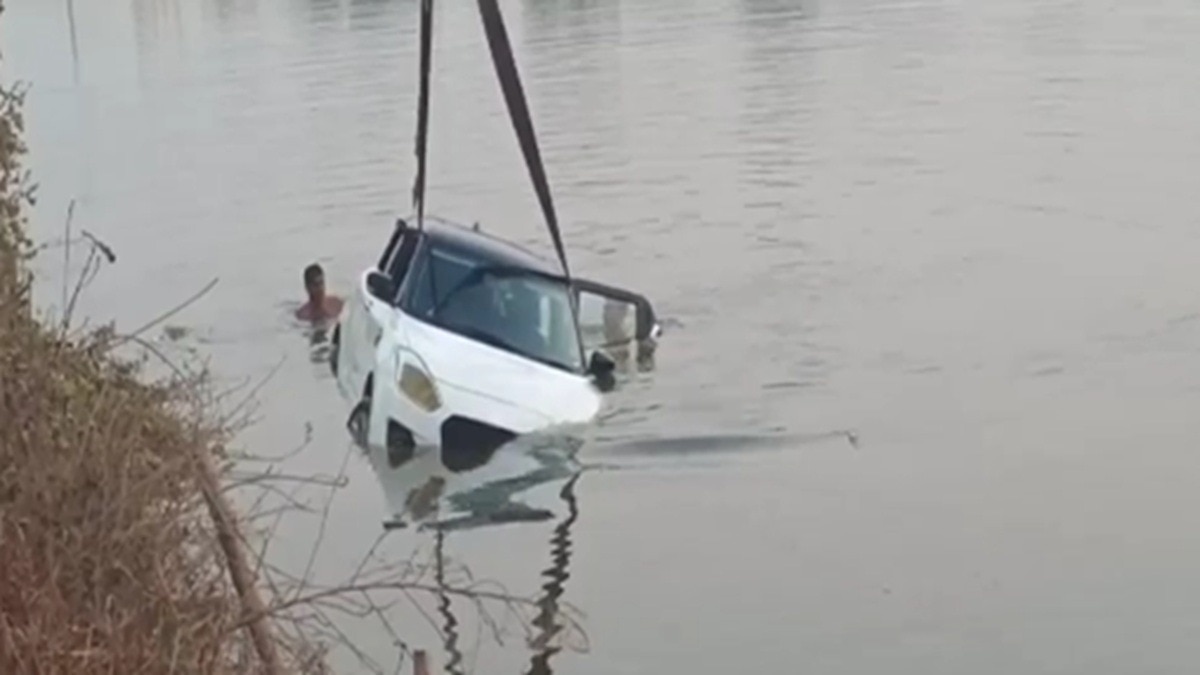 Car took out of pond