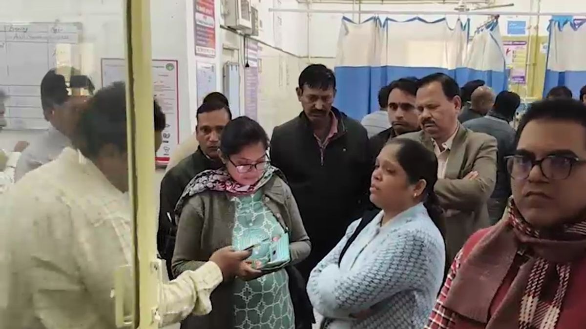 घटना के बाद मौके पर पहुंचे अधिकारी. (Photo: Screengrab)