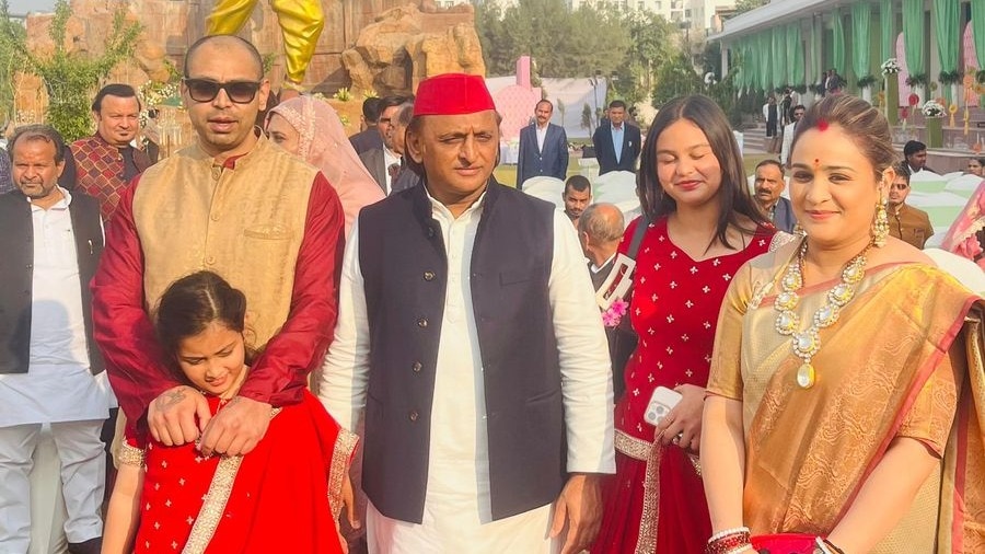 चचेरे भाई की शादी में सैफई पहुंचे अखिलेश यादव