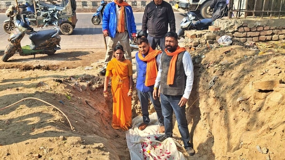 Hindu Mahasabha digs grave for TMC MLA Humayun Kabir in Agra (Photo- Screengrab)