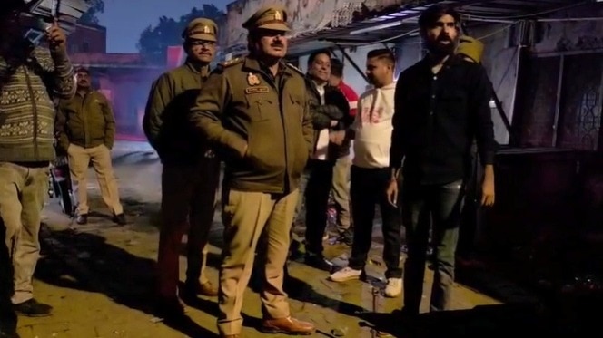 Aligarh Police action open drinking and illegal encroachment (Photo- Screengrab)