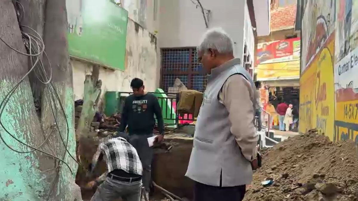 कुएं की खुदाई के दौरान मौजूद सिटी मजिस्ट्रेट सुधीर कुमार. (Photo: Screengrab)