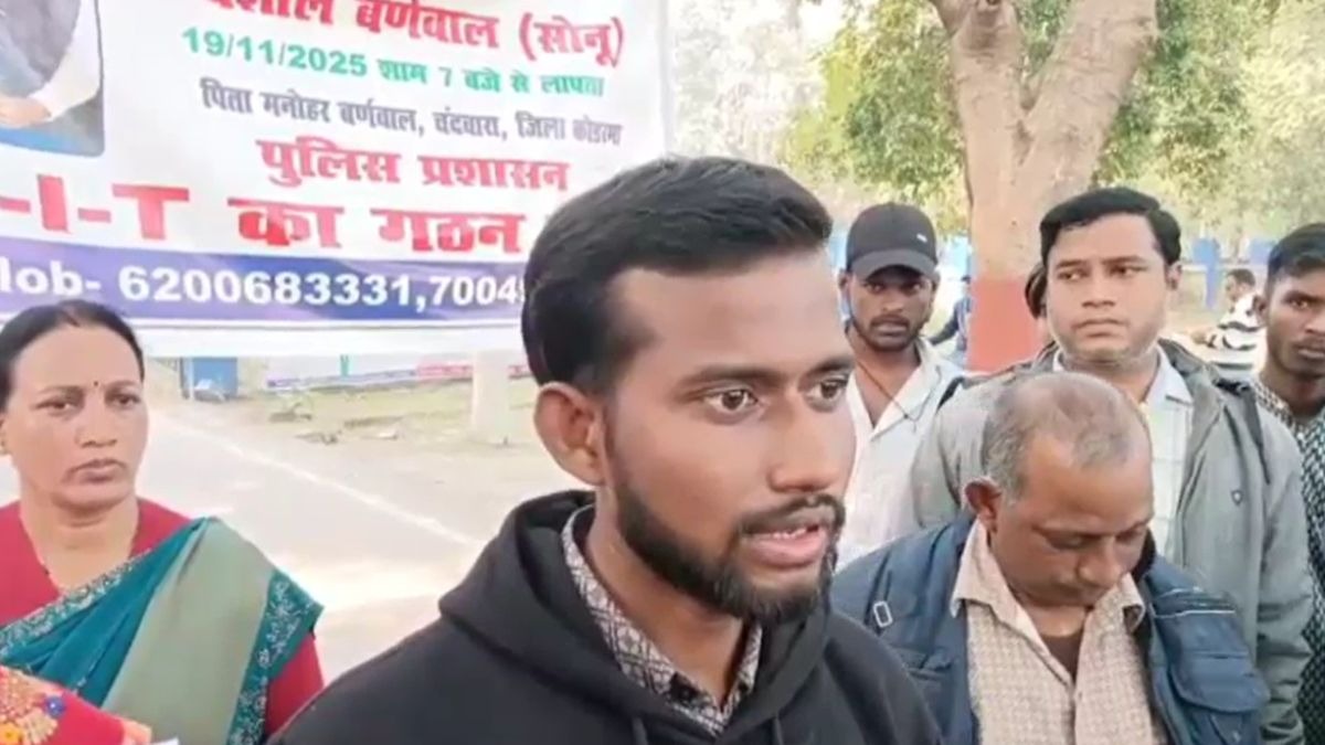 तलाश में जुटे दूल्हे की फैमिली के लोग. (Photo: ITG)