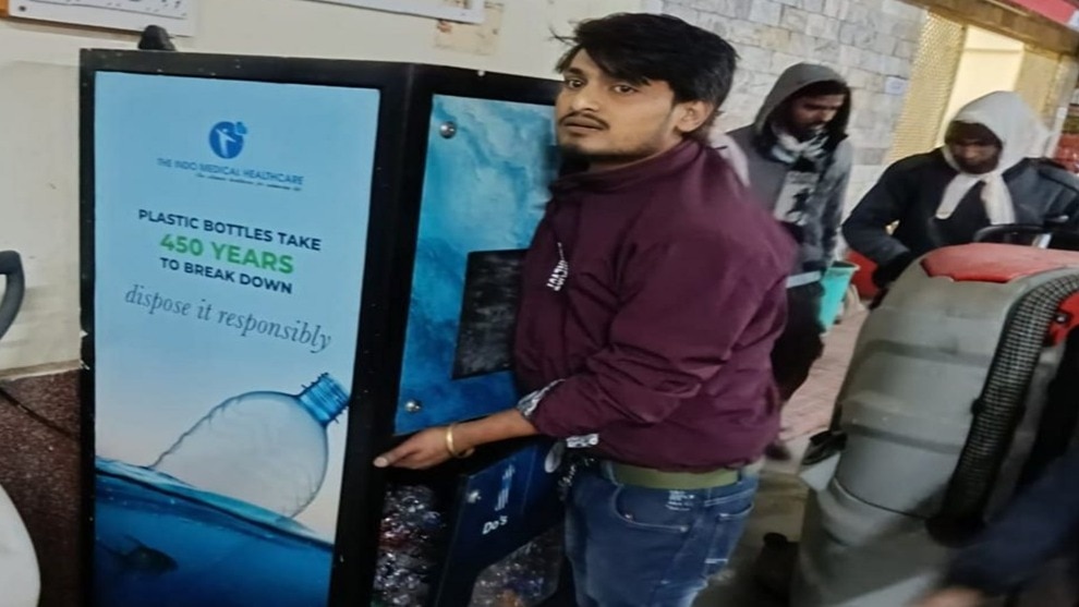 बोतल क्रेशर में फंसा युवक का हाथ. (Photo: Ravendra Shukla/ITG)