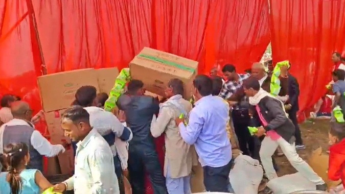 Chaos erupts during mass wedding in Hamipur (Photo- Screengrab)