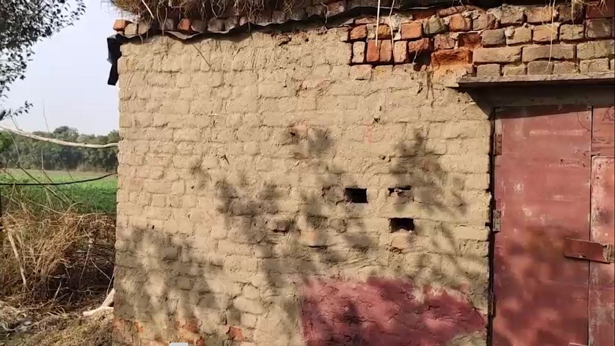 इसी घर में विस्फोटक रखा गया था. ये घर मस्जिद के पास है. (Photo: Screengrab)