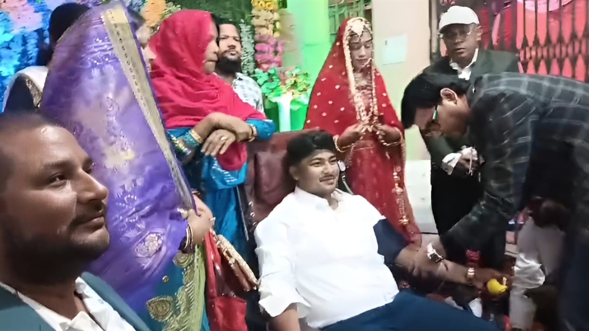 मेहमानों ने दिया अनोखा गिफ्ट.(Photo: Satyajit/ITG)