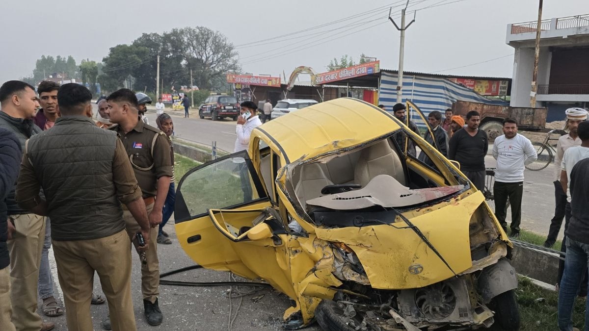 हादसे में चकनाचूर हो गई कार. (Photo: ITG)