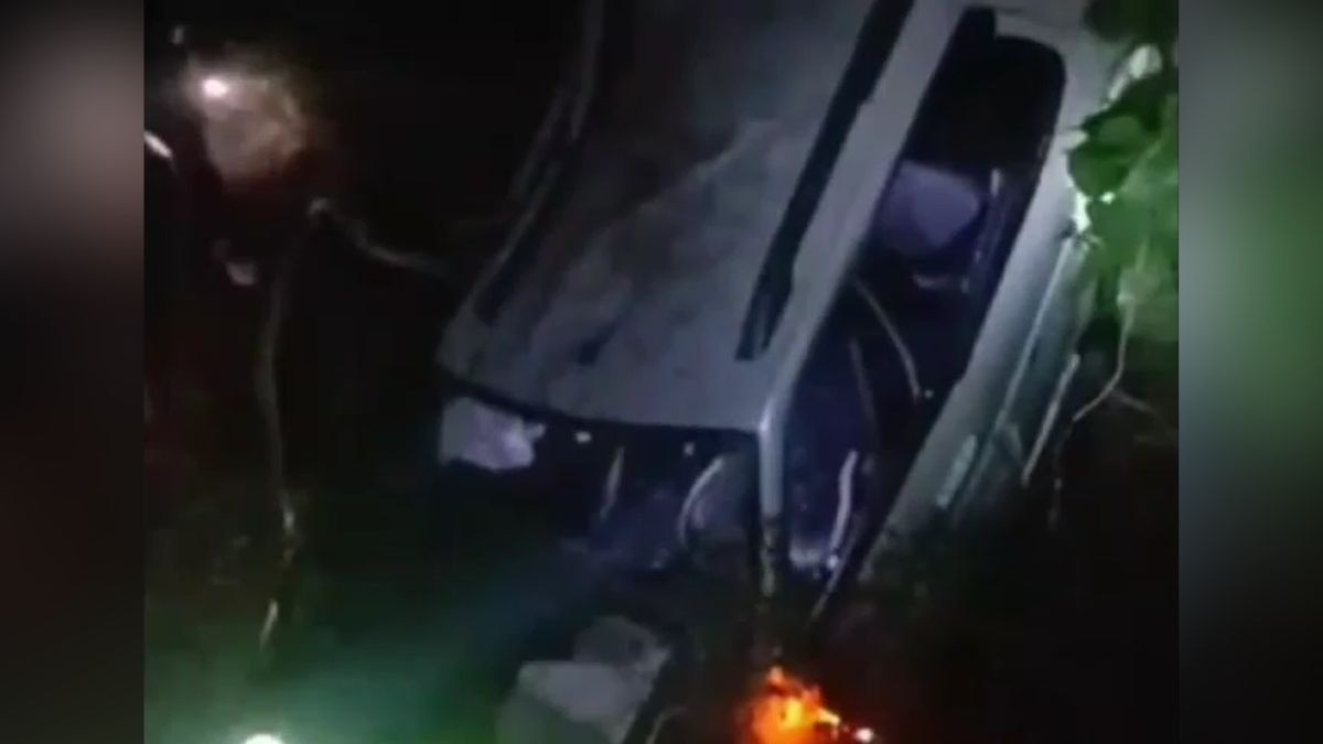 गहरी खाई में जा गिरी कार. (Photo: Screengrab)