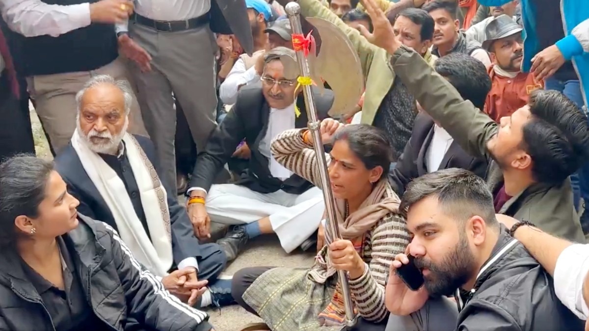 ग्वालियर में वकील अनिल मिश्रा के नेतृत्व में प्रदर्शन.(Screengrab)