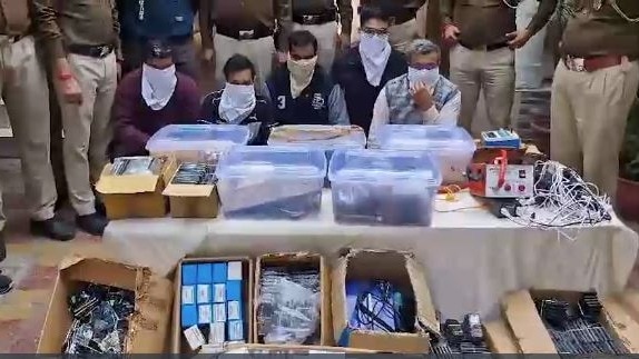 अवैध मोबाइल फैक्ट्री का पर्दाफाश (Photo: Screengrab)