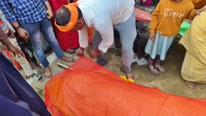 Family members going to perform the last rites of mother (Photo- Screengrab)