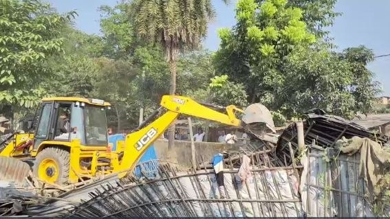 बिहार में शुरू हो गया बुलडोजर एक्शन (Photo: Screengrab)
