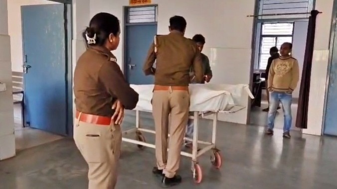 Woman dies after falling from train in Etawah (Photo- Screengrab)