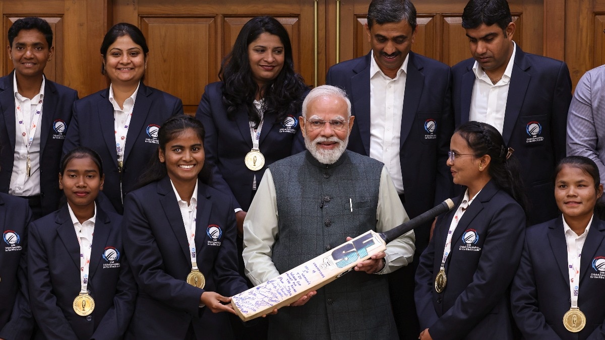 T20 वर्ल्ड चैम्पियन ब्लाइंड क्रिकेट टीम से मिले PM नरेंद्र मोदी, अपने हाथों से खिलाई मिठाई, VIDEO - PM narendra Modi meets Indian Women's blind cricket team after T20 World Cup win