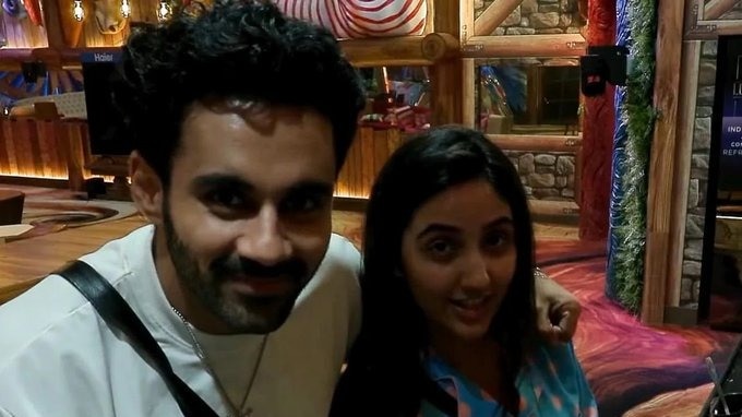 Abhishek bajaj supports ashnoor kaur for hitting tanya mittal