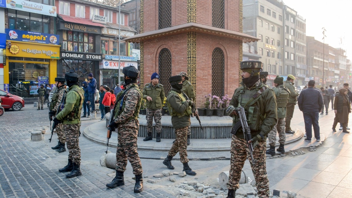 लाल किले धमाके के बाद श्रीनगर में मदरसों और मस्जिदों पर छापेमारी (Photo: PTI)