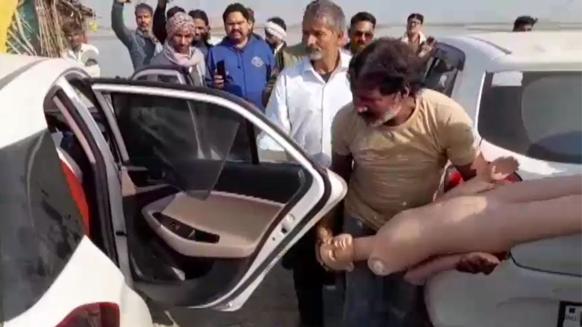 कफन में पुतला लपेटकर घाट पर पहुंचे थे युवक. (Photo: Screengrab)