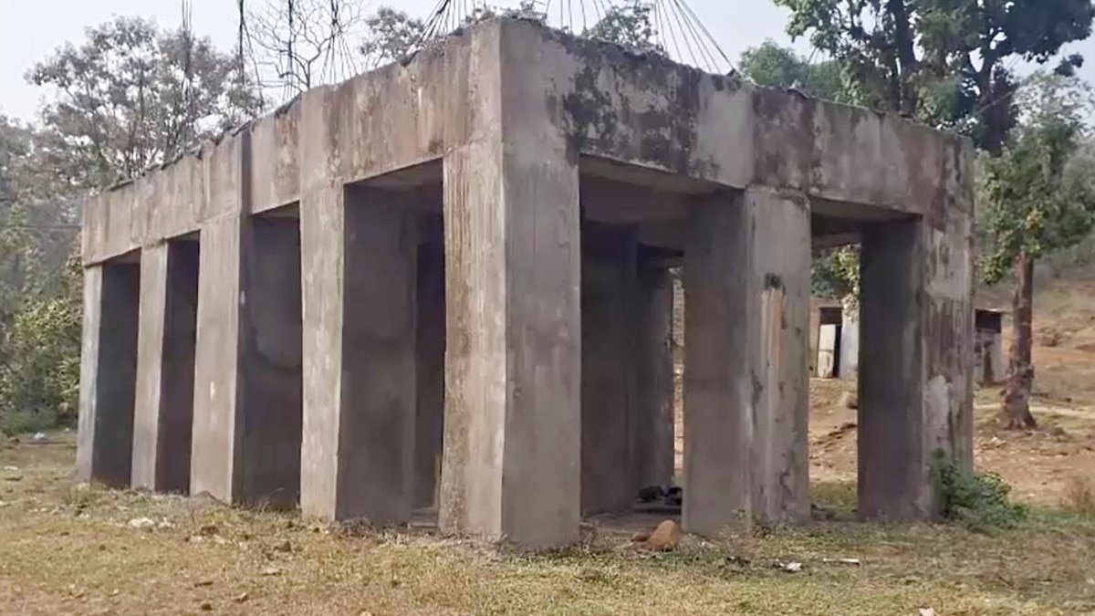 सामुदायिक भवन की जगह पर 15 खंभों का स्ट्रक्चर.(Photo:ITG)