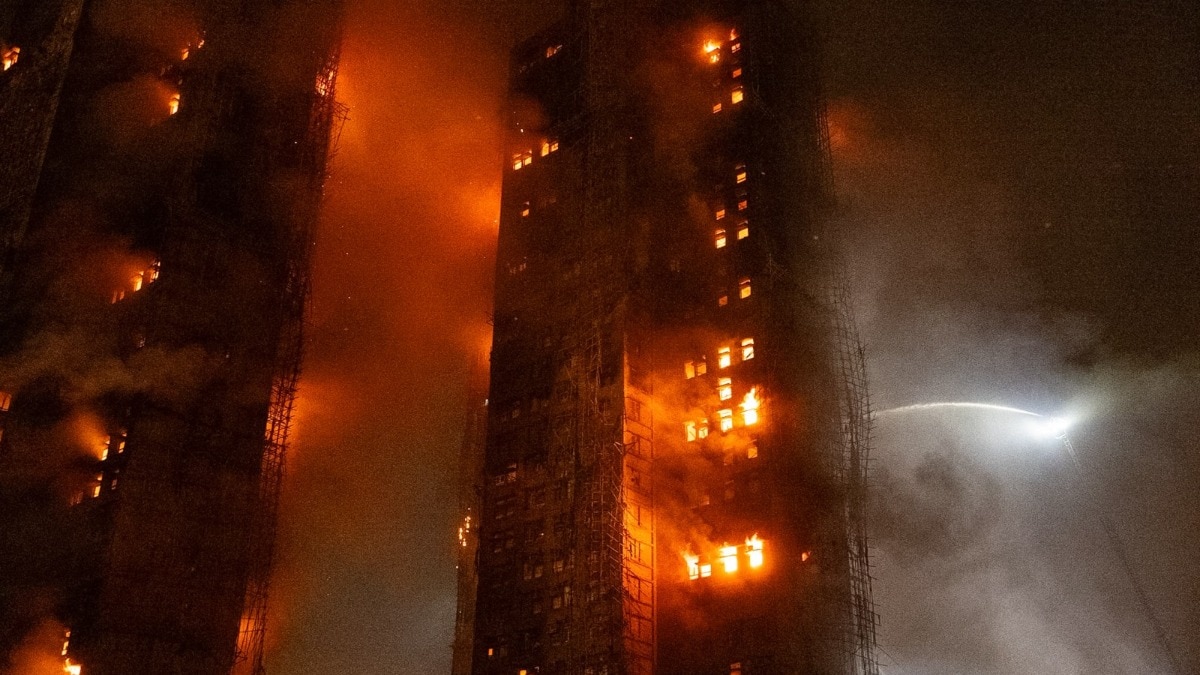 पॉलीस्टाइरिन फोम थर्माकोल जैसा हल्का पदार्थ होता है, जो बेहद जल्दी आग पकड़ लेता है और आग को तेजी से फैलता है. ( Photo: AP)