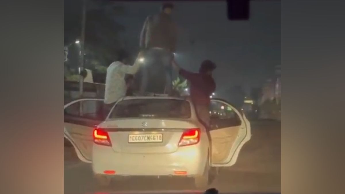 चलती कार में स्टंट करने वाले युवकों पर एक्शन. (Photo: Screengrab)