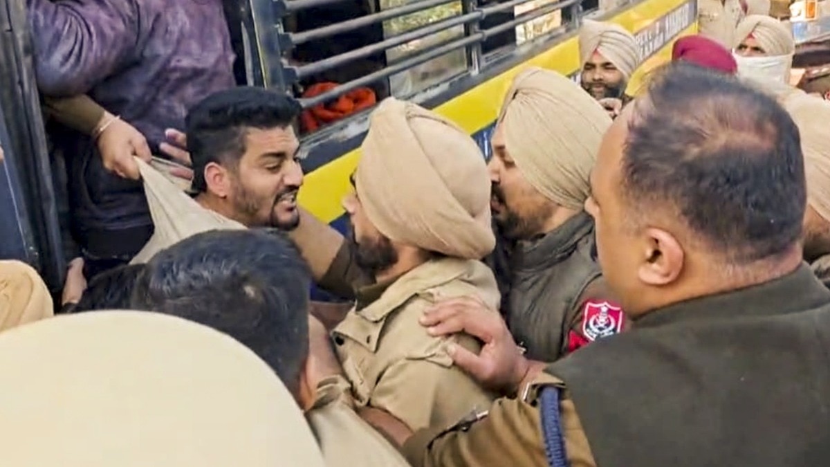 PRTC प्रोटेस्ट के दौरान पटियाला में प्रदर्शनकारियों को पुलिस ने किया गिरफ्तार (Photo: PTI)