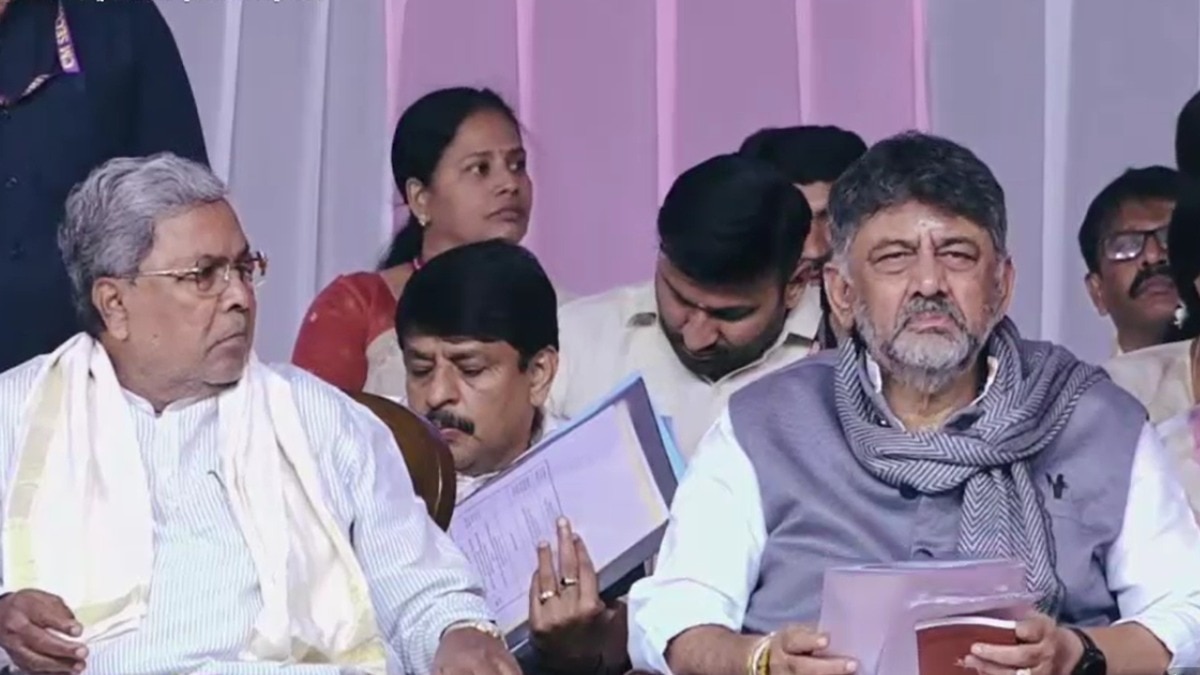 कर्नाटक में एक कार्यक्रम के दौरान सीएम सिद्धारमैया और डीके शिवकुुमार मंच साझा कर रहे थे (Photo- Screegrab)
