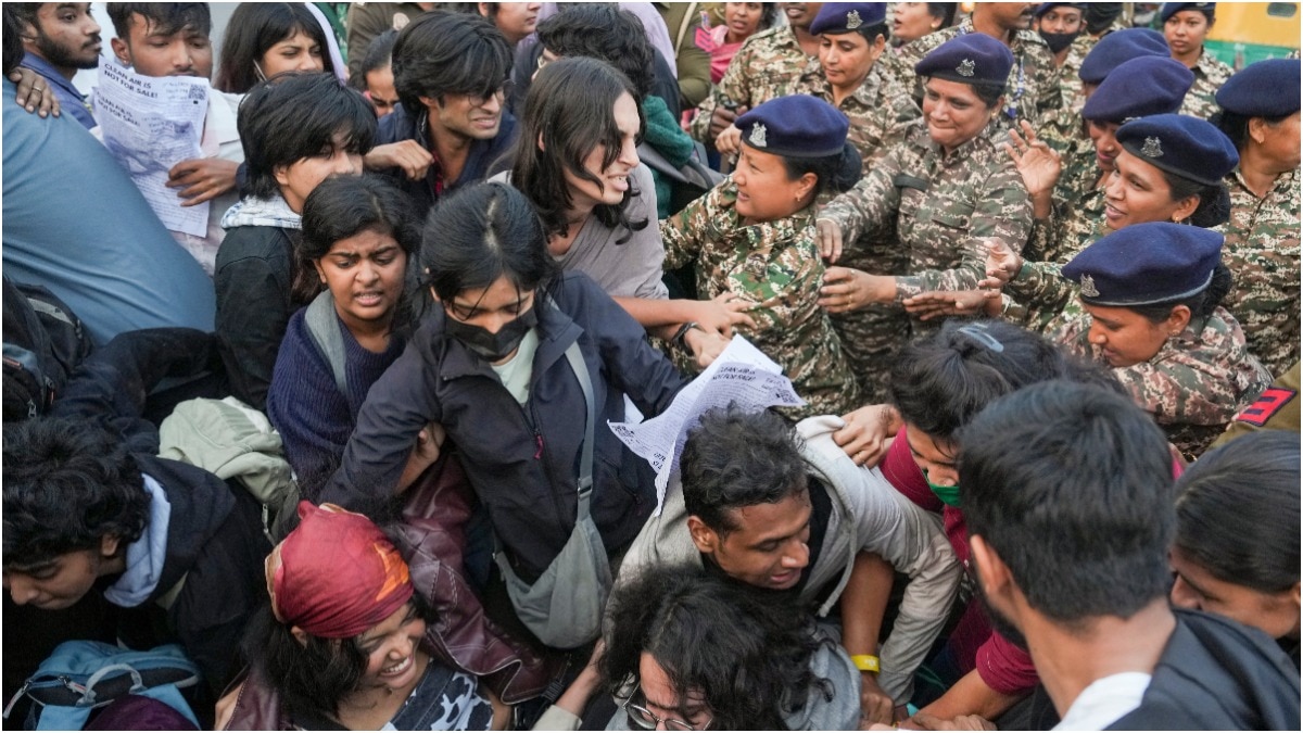  Police and security personnel remove people protesting against worsening air quality in the national capital, at the India Gate, in New Delhi