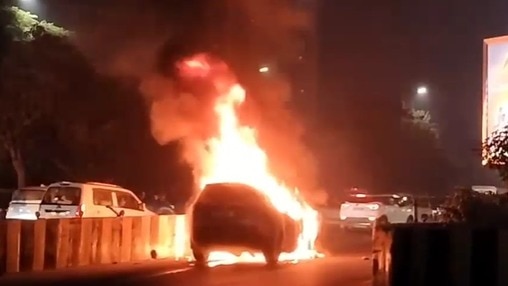 सेकंडों में धू-धूकर जली कार.(Photo: Screengrab)