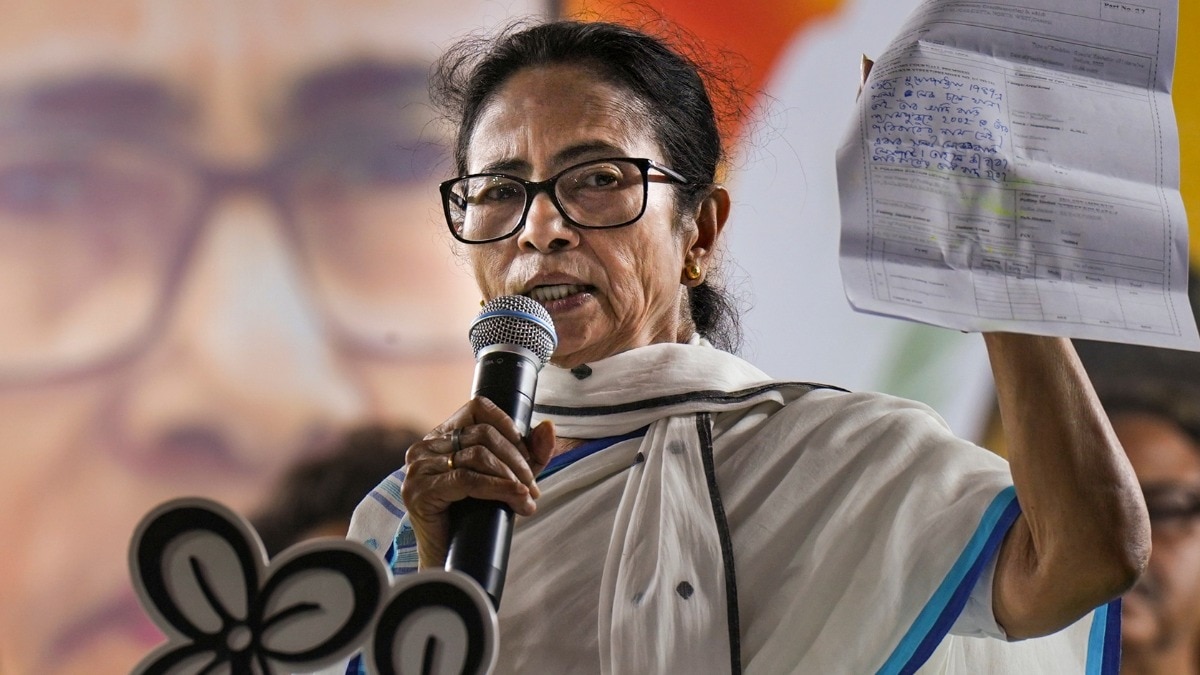 वोटर लिस्ट संशोधन पर TMC-EC मीटिंग में भारी हंगामा (Photo: PTI)