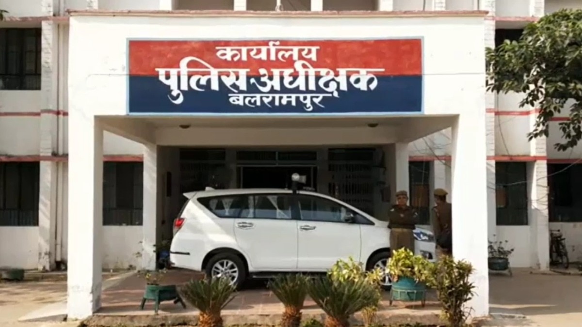 महिला पुलिसकर्मी से छेड़खानी मामले में तीन पुलिसकर्मी सस्पेंड. (Photo: Screengrab)