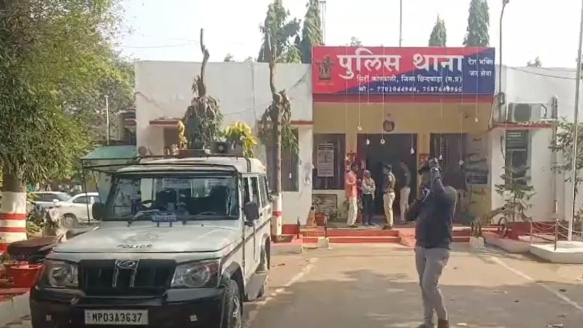 पूछताछ के लिए सभी को थाने लेकर पहुंची पुलिस. (Photo: Screengrab)