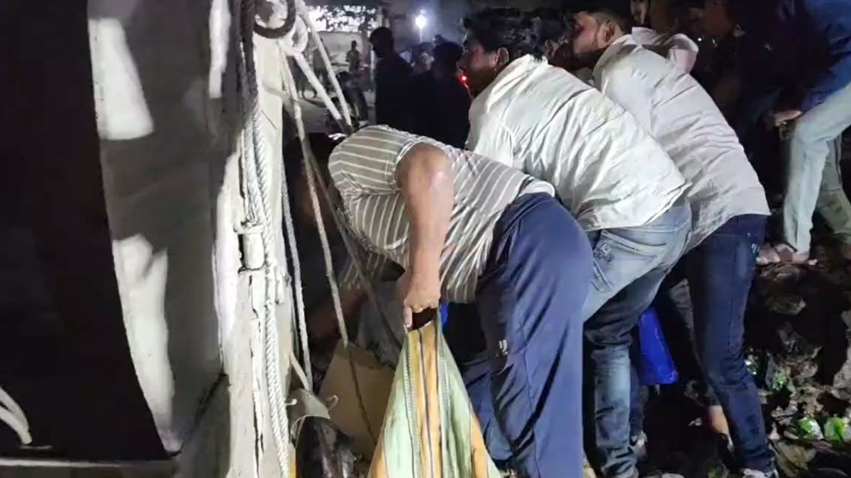 ट्रक पलटा तो सड़क पर बिखर गईं बीयर की बोतलें… लूट की होड़ मच गई, उधर ड्राइवर केबिन में फंसा रहा