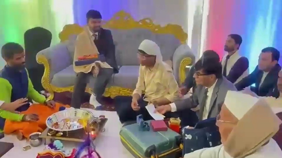 दूल्हे ने तिलक में मिले 21 लाख रुपये वापस कर पेश की मिसाल.  (Photo: Screengrab)