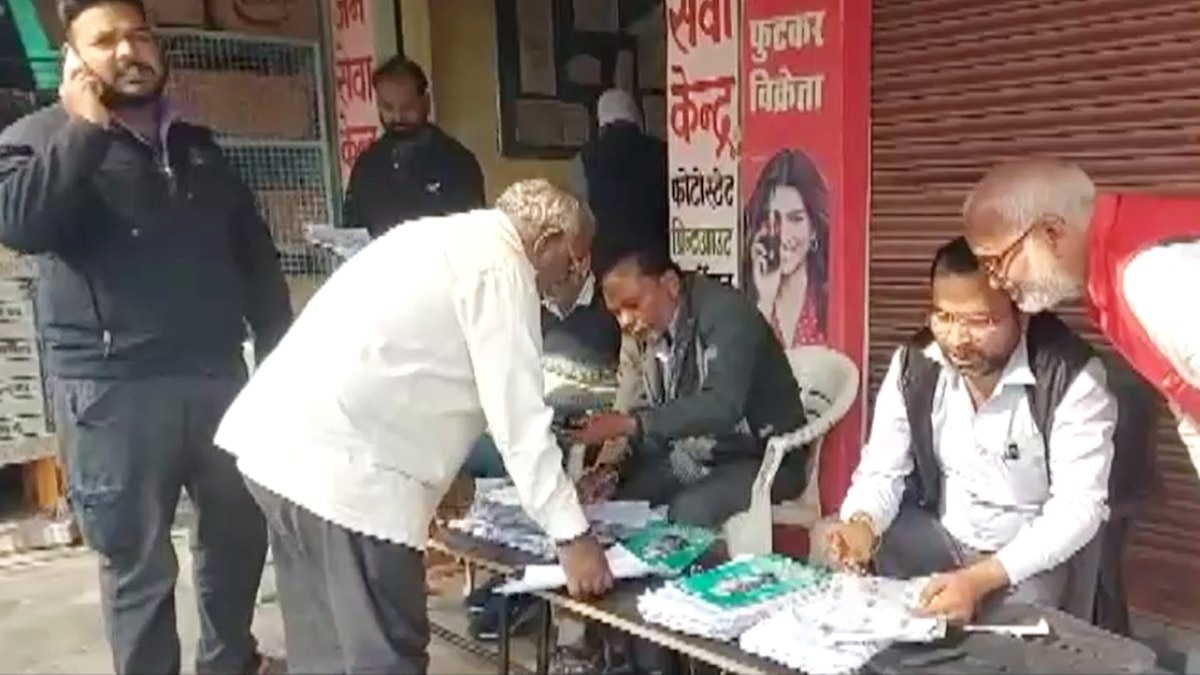 ड्यूटी करते BLOs (Photo:Screengrab)