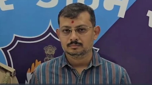 छात्रा से एकतरफा प्यार में टीचर, फेक ID बनाकर स्टूडेंट को किया ब्लैकमेल, फिर...