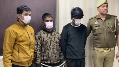 पुलिस की गिरफ्त में आरोपी.(Photo: Screengrab)