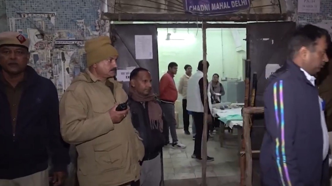 LIVE: दिल्ली में MCD उपचुनाव के लिए वोटिंग जारी, 12 वार्डों में AAP-BJP की टक्कर
